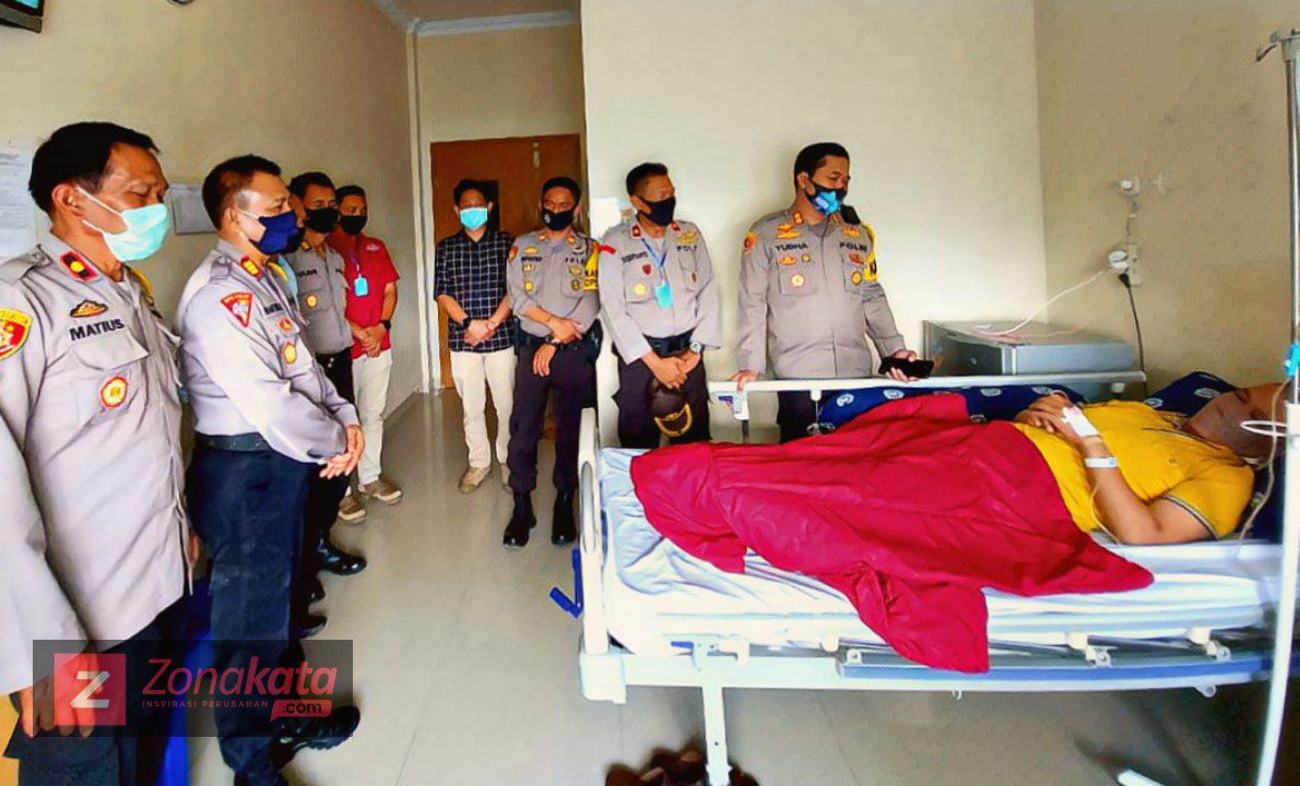 Terbaring Sakit, Kapolres  Toraja Utara Jenguk Anggotanya