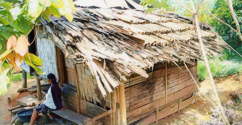 Yan Anggung Bantu Warga Tapparan Yang Hidup Sebatang Kara dan Lumpuh di Gubuk Tua