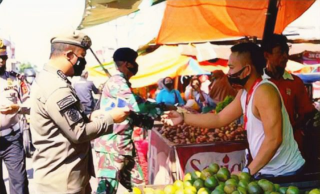 Sambangi Pasar Terong, Wagub Edukasi dan Bagikan Masker Gratis ke Masyarakat