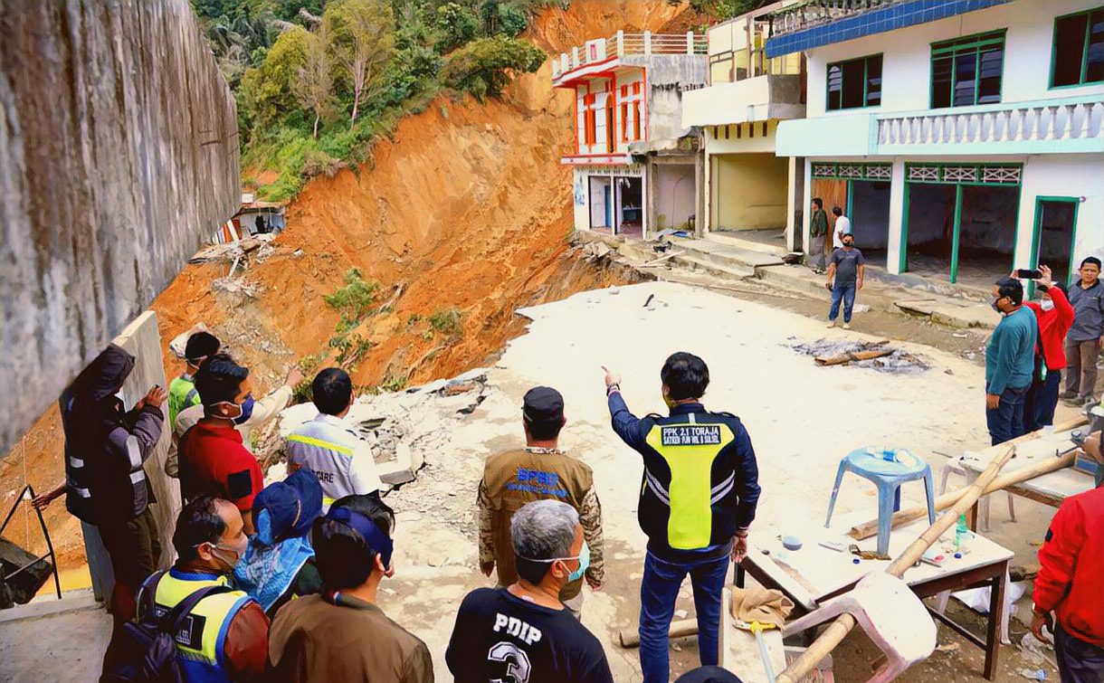 Wagub Sulsel Meninjau Lokasi Longsor Poros Palopo-Rantepao