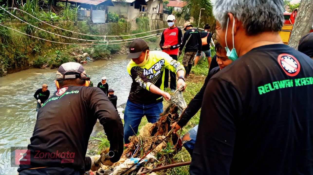 Ketua DPRD Tana Toraja Ikut Bergotong Royong Bersihkan Sungai Surame