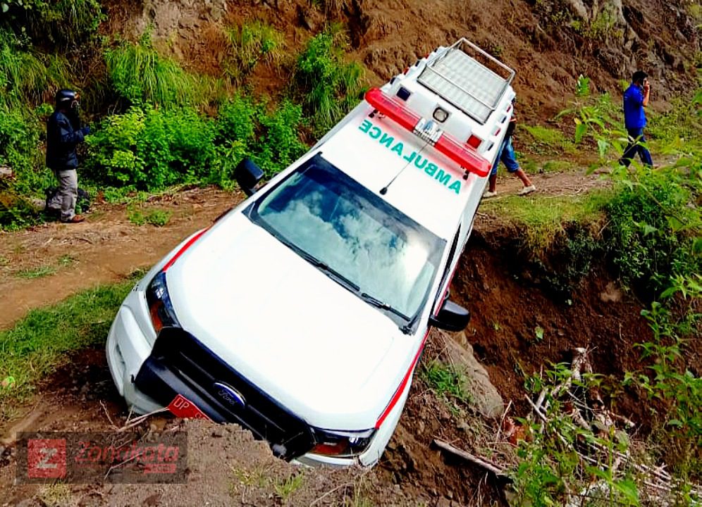 Mobil Ambulance Milik Puskesmas Buakayu Nyaris Masuk Jurang 1 Mobil Ambulance Milik Puskesmas Buakayu Nyaris Masuk Jurang
