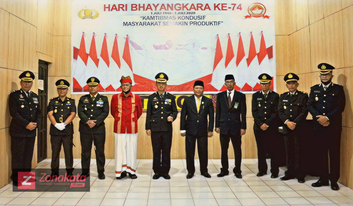 Peringati HUT Bhayangkara Ke-74, Polres Tana Toraja Berikan Penghargaan Kepada 4 Kepala Lembang