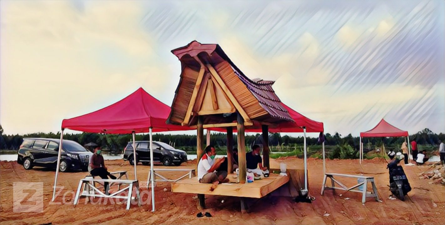 Tim Keluarga Wagub dari Toraja Buatkan Gazebo Khas 2 Tim Keluarga Wagub dari Toraja Buatkan Gazebo Khas