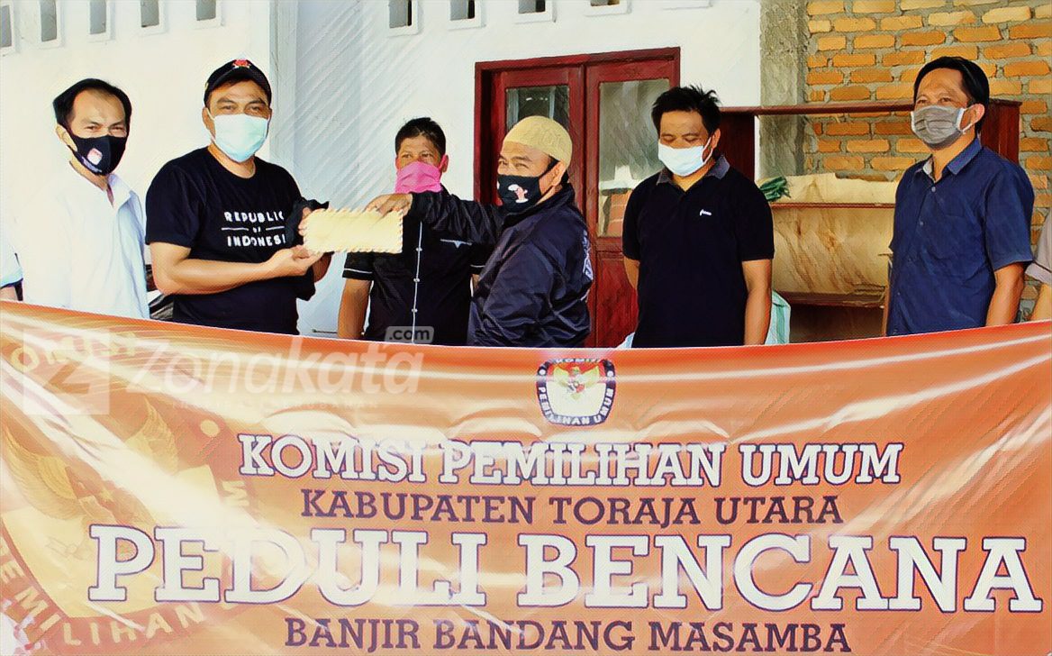 Peduli Korban Banjir Bandang Masamba, KPU Toraja Utara Salurkan Bantuan