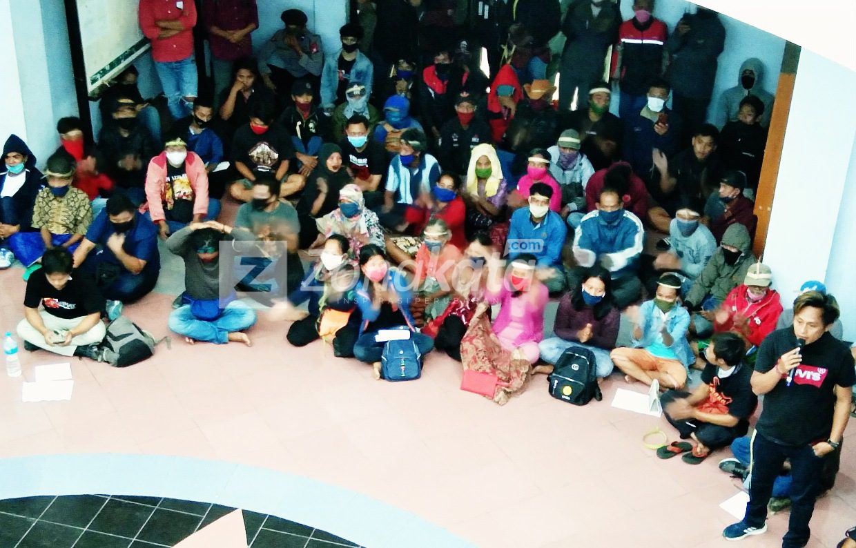 Aliansi Masyarakat Toraja Menggugat Unjuk Rasa di Gedung DPRD 2 Aliansi Masyarakat Toraja Menggugat Unjuk Rasa di Gedung DPRD