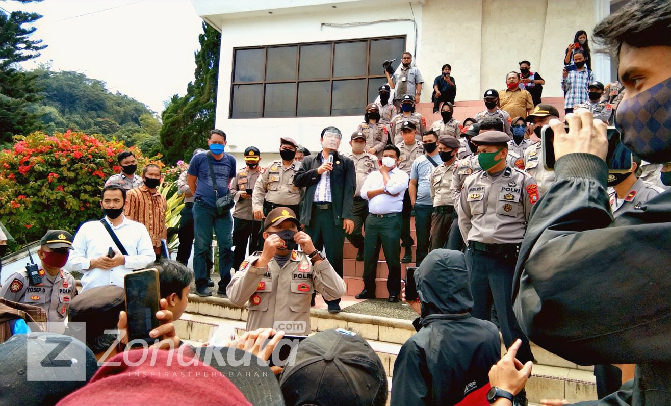 Aliansi Masyarakat Toraja Menggugat Unjuk Rasa di Gedung DPRD 1 Aliansi Masyarakat Toraja Menggugat Unjuk Rasa di Gedung DPRD