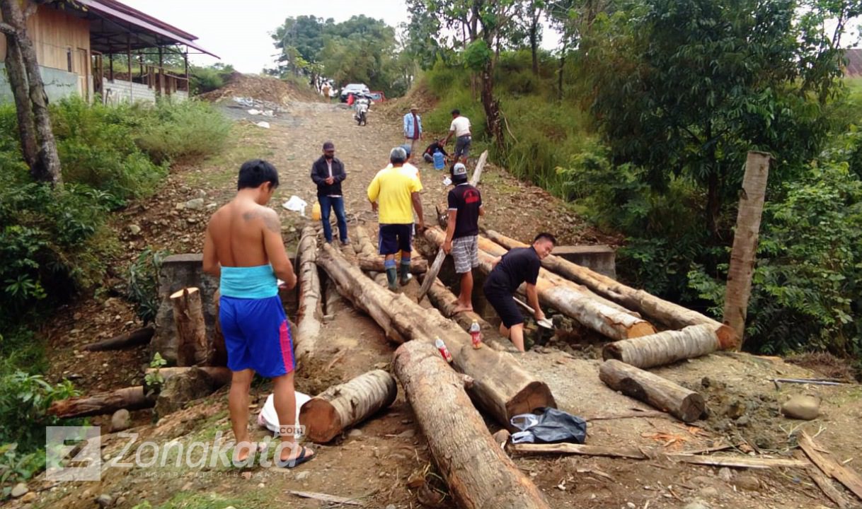 Keluarga Besar Sangbokinan Morowali Bahu-Membahu Perbaiki Jembatan