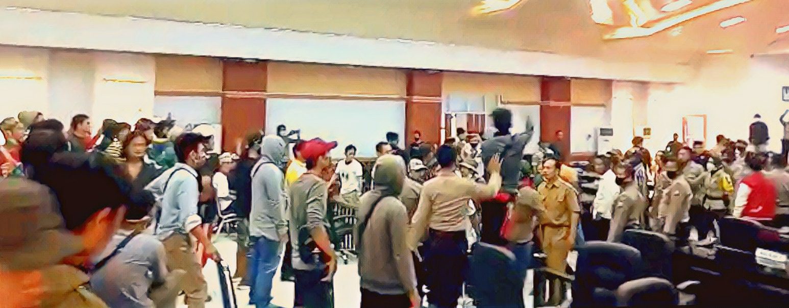 Aksi Demo Forum Masyarakat Korban Banjir Berujung Ricuh 2 Aksi Demo Forum Masyarakat Korban Banjir Berujung Ricuh