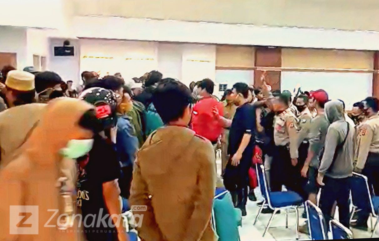 Aksi Demo Forum Masyarakat Korban Banjir Berujung Ricuh