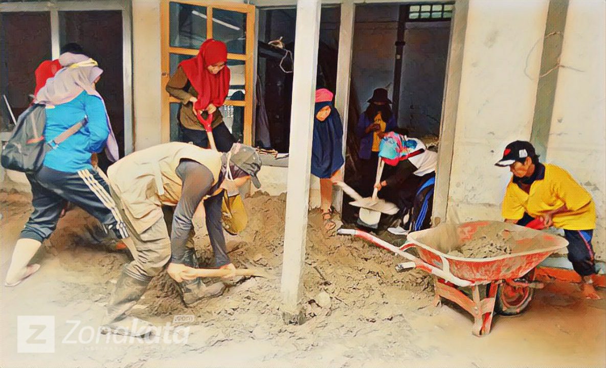Ratusan Warga Gotong Royong Bersihkan Rujab Bupati Lutra