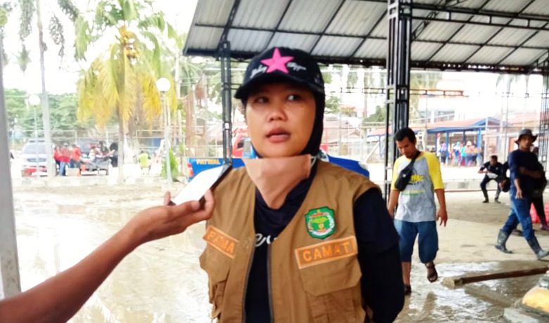 Ratusan Warga Gotong Royong Bersihkan Rujab Bupati Lutra 2 Ratusan Warga Gotong Royong Bersihkan Rujab Bupati Lutra
