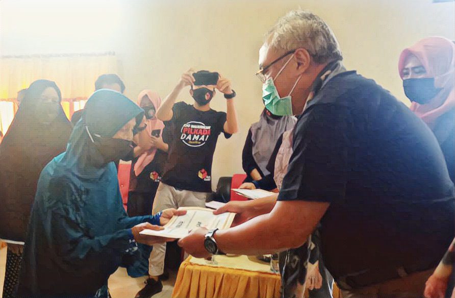 Sekjen Bawaslu RI Serahkan Bantuan Untuk Korban Banjir Luwu Utara