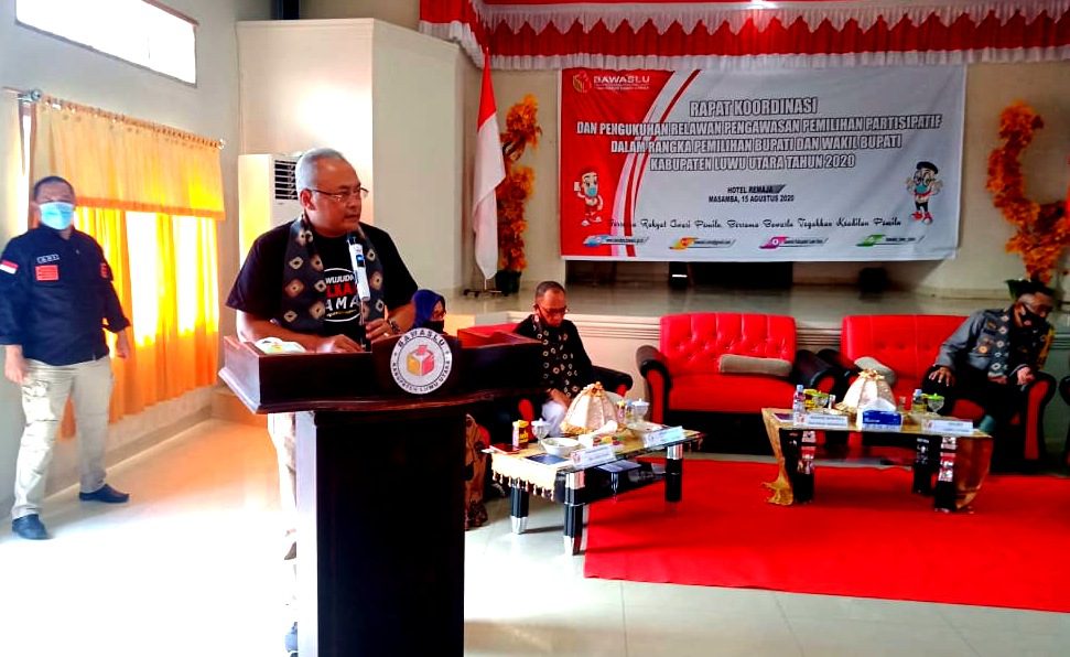 Sekjen Bawaslu RI Serahkan Bantuan Untuk Korban Banjir Luwu Utara