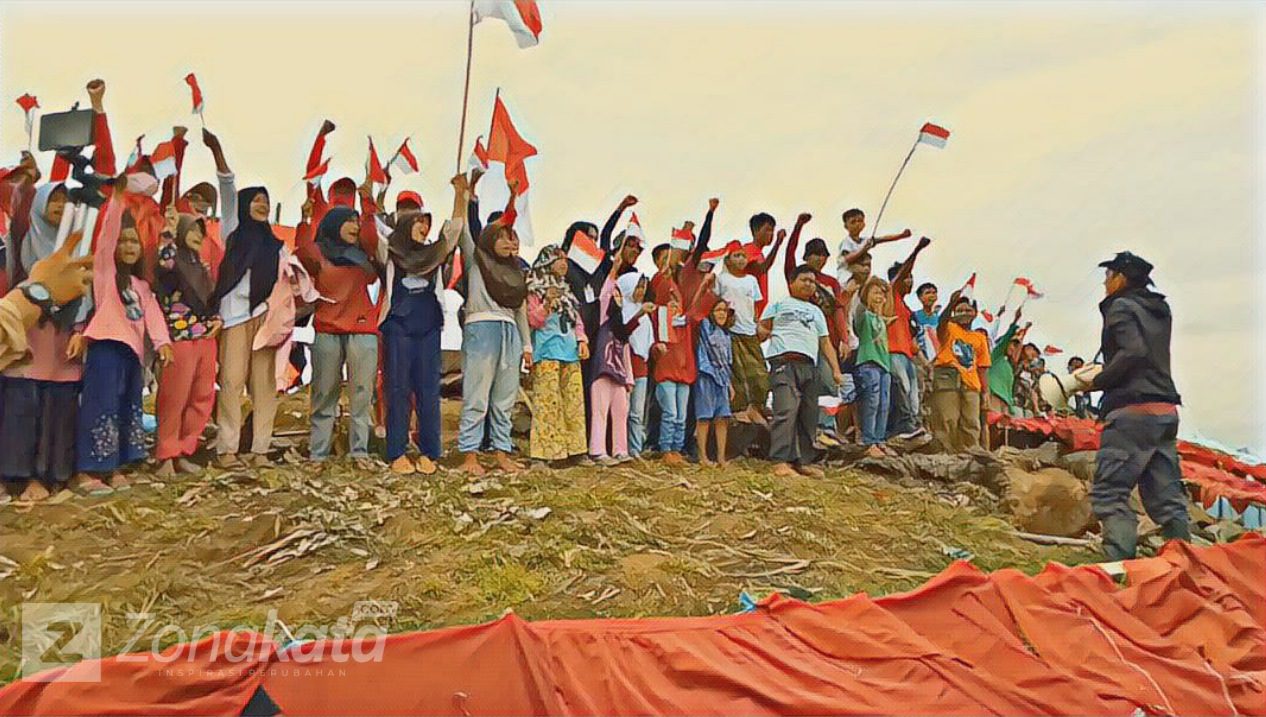 Bentangan Bendera 75 Meter Warnai Perayaan HUT RI Ke 75 di Pengungsian 2 Bentangan Bendera 75 Meter Warnai Perayaan HUT RI Ke 75 di Pengungsian