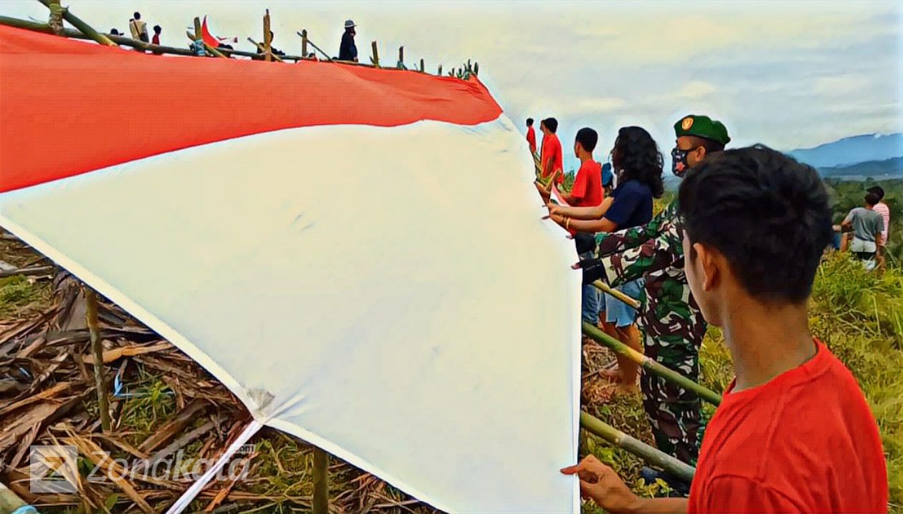 Bentangan Bendera 75 Meter Warnai Perayaan HUT RI Ke 75 di Pengungsian