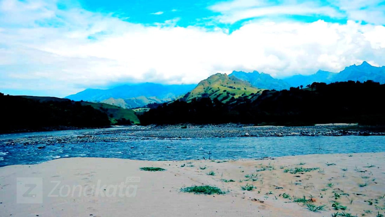 Pesona Sungai Pasir Putih Bau di Pertemuan Tiga Sungai di Bonggakaradeng