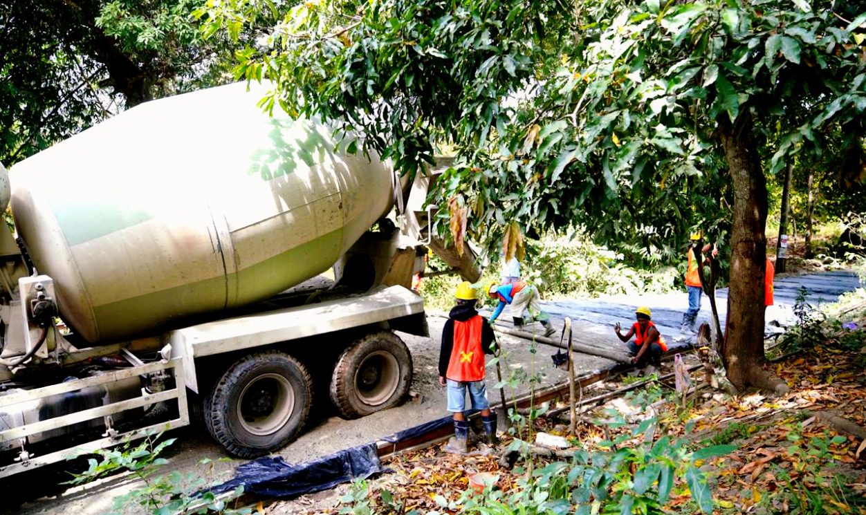 Wagub Sulsel Tinjau Peningkatan Ruas Jalan Malauwe-Surakan 2 Wagub Sulsel Tinjau Peningkatan Ruas Jalan Malauwe-Surakan