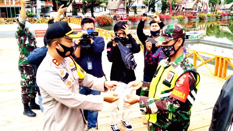 Polres Tana Toraja Gelar Kampanye Gerakan Nasional "Ayo Pakai Masker" 1 Polres Tana Toraja Gelar Kampanye Gerakan Nasional “Ayo Pakai Masker”