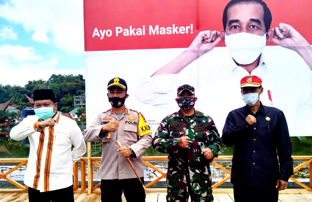 Polres Tana Toraja Gelar Kampanye Gerakan Nasional "Ayo Pakai Masker" 2 Polres Tana Toraja Gelar Kampanye Gerakan Nasional "Ayo Pakai Masker"