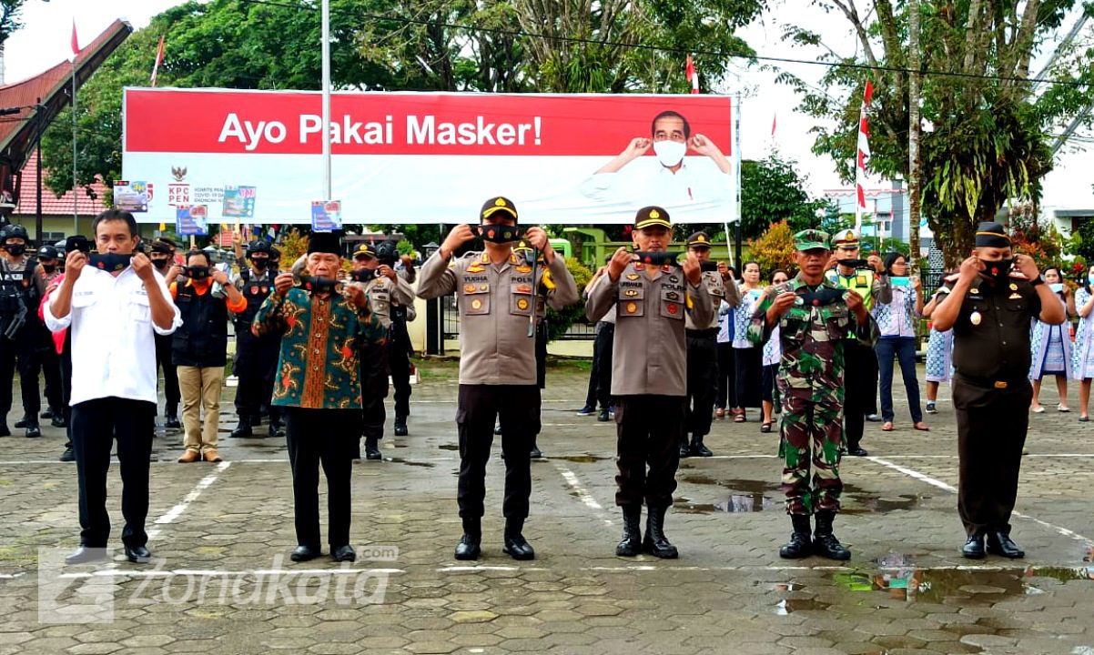 Kapolres Toraja Utara Bagikan 50 Ribu Masker Gratis ke Masyarakat 2 Kapolres Toraja Utara Bagikan 50 Ribu Masker Gratis ke Masyarakat