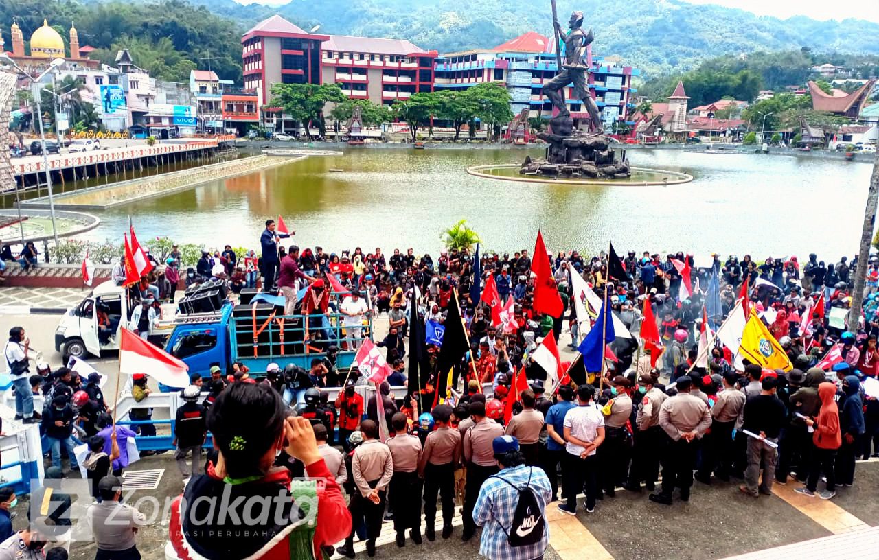 Ribuan Mahasiswa Toraja Gelar Aksi Tolak Omnibus Law 2 Ribuan Mahasiswa Toraja Gelar Aksi Tolak Omnibus Law