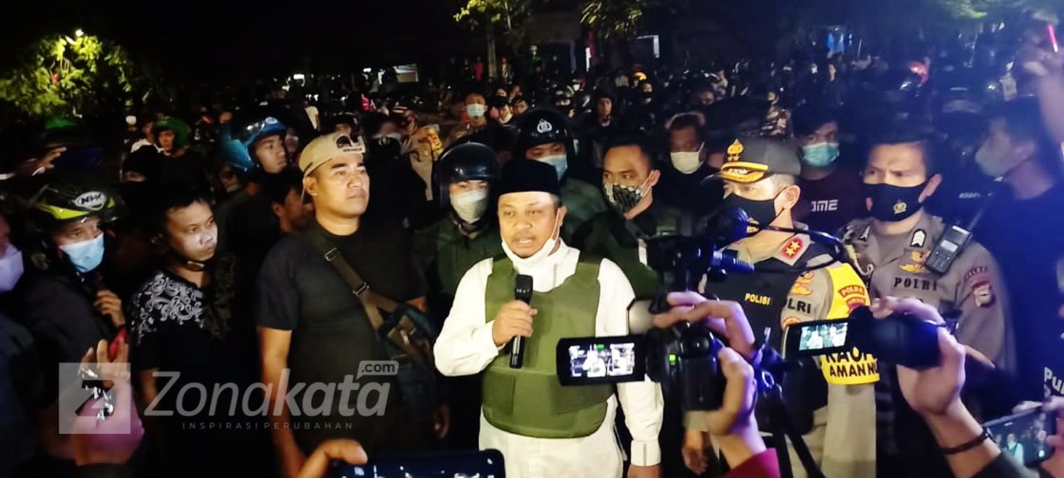 Jelang Tengah Malam, Wagub Sulsel Tenangkan Pendemo yang Blokade Jalan