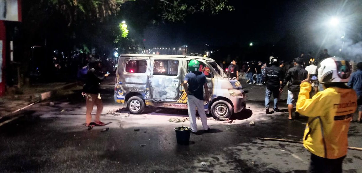 Jelang Tengah Malam, Wagub Sulsel Tenangkan Pendemo yang Blokade Jalan 2 Jelang Tengah Malam, Wagub Sulsel Tenangkan Pendemo yang Blokade Jalan