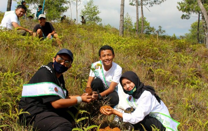 Peringati Hari Sumpah Pemuda, Duta Lingkungan dan PPGT Klasis Makale Tanam Pohon 2 Peringati Hari Sumpah Pemuda, Duta Lingkungan dan PPGT Klasis Makale Tanam Pohon