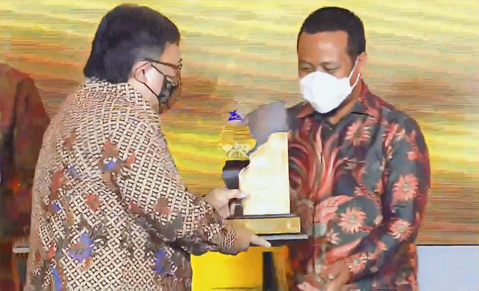 Di Hari Pahlawan, Wagub Sulsel Terima Penghargaan dari Kemenristek
