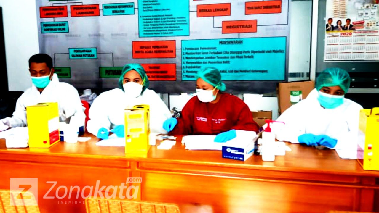 Seluruh Pengawas TPS di Tana Toraja Jalani Rapid Test 2 Seluruh Pengawas TPS di Tana Toraja Jalani Rapid Test