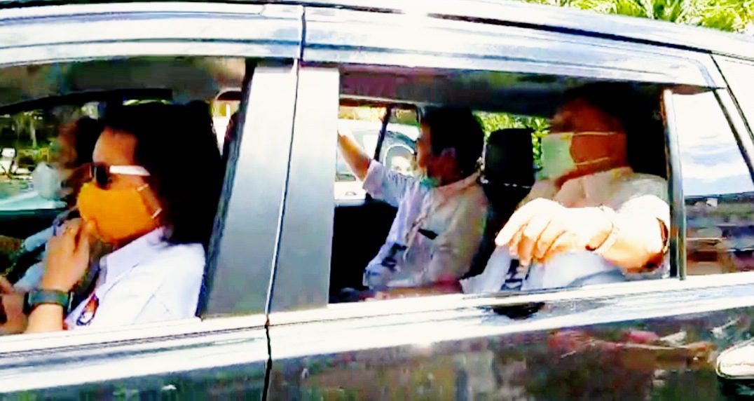 Bukan Naik Alphard, Theo-Zadrak Pilih Tumpangi Inova ke Lokasi Debat