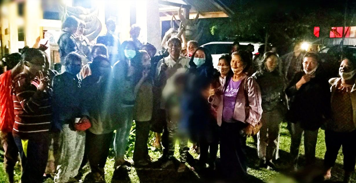 Jadi Panutan, Emak Emak Rebutan Foto Bersama Cabup Theofilus