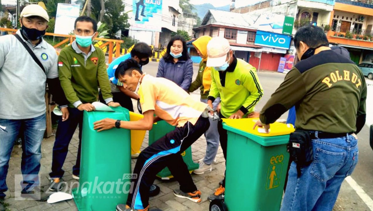 Peduli Lingkungan, PT Inhutani Tana Toraja Sumbang 50 Tempat Sampah
