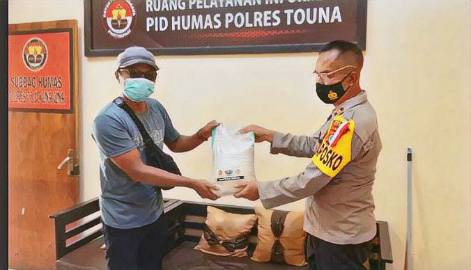 Terdampak Covid-19, Wartawan di Touna Terima Bantuan dari Kapolres