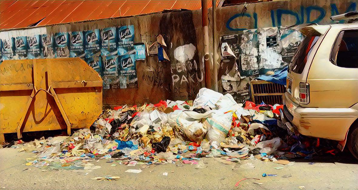 Tumpukan Sampah di Pasar Sentral Makale Meluber ke Jalan