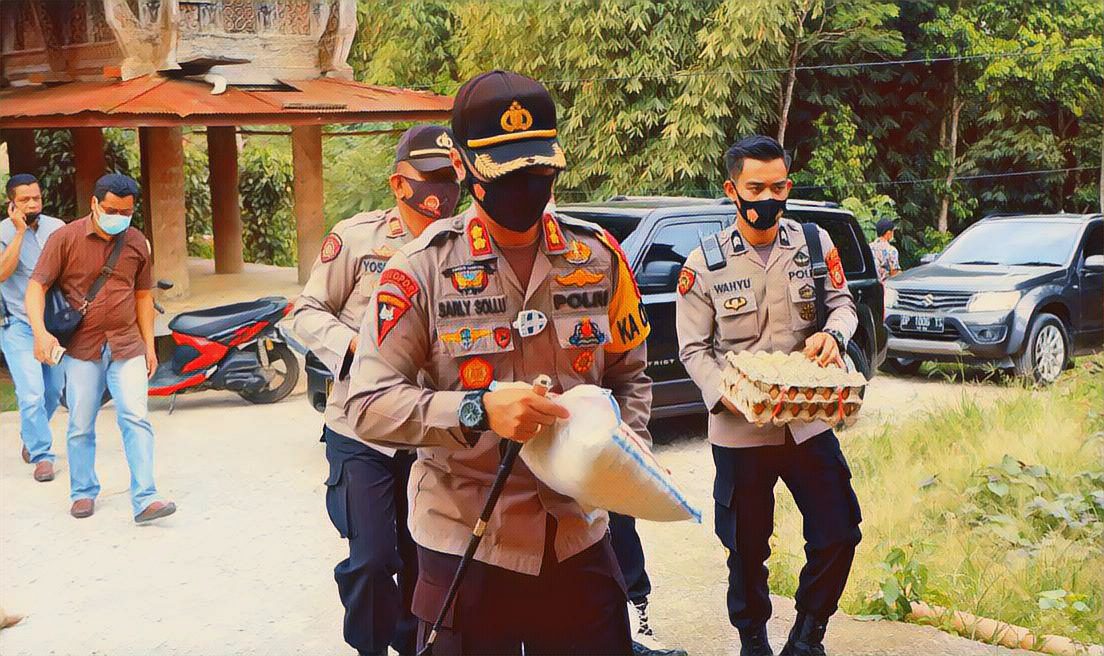 Prihatin, Kapolres Tana Toraja Sambangi Rumah Janda Lansia di Sangalla 2 Prihatin, Kapolres Tana Toraja Sambangi Rumah Janda Lansia di Sangalla