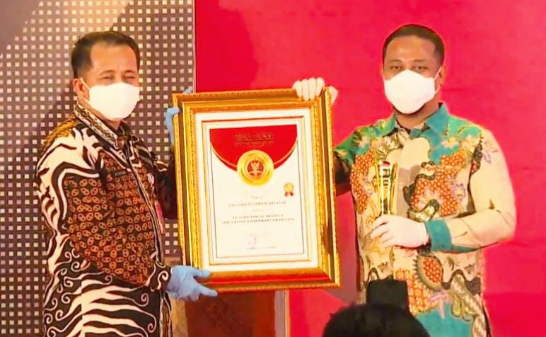 Penghujung Tahun, Wagub Sulsel Terima Penghargaan dari Kemendagri