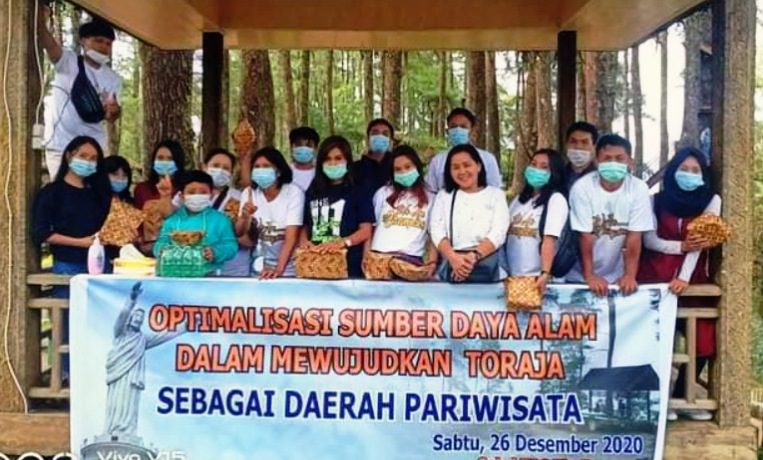 Pendukung Theo-Zadrak, Gelar Aksi Bersih-Bersih di Pango-Pango 2 Pendukung Theo-Zadrak, Gelar Aksi Bersih-Bersih di Pango-Pango