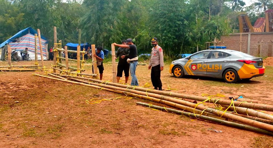Hindari Kerumunan, Polisi Bongkar Arena Adu Kerbau di Leatung