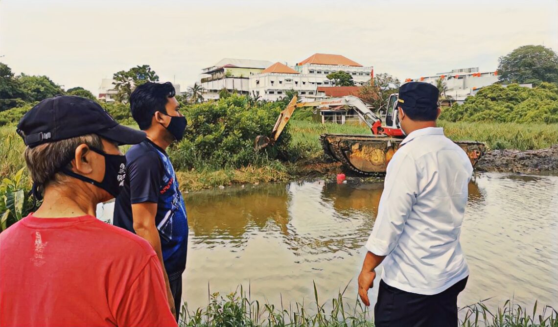 Wagub Sulsel Tinjau Pengerukan Sedimen dan Eceng Gondok di Sungai Balangturungan