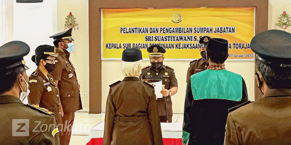 Kajari Tana Toraja Melantik Kepala Sub Bagian Pembinaan Yang Baru