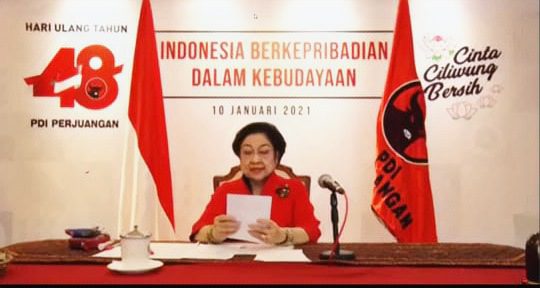 Rayakan HUT Ke-48, PDIP Tana Toraja Bagi Tumpeng dan Melakukan Penanaman Pohon