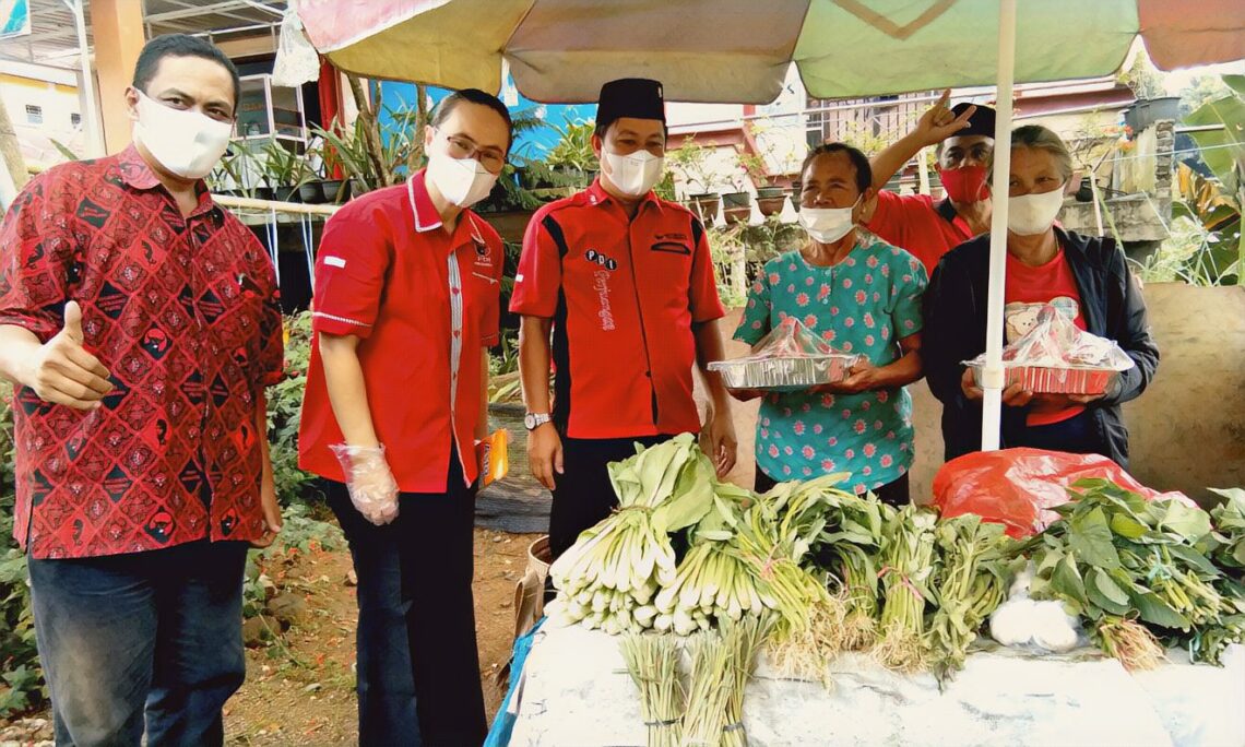 Rayakan HUT Ke-48, PDIP Tana Toraja Bagi Tumpeng dan Melakukan Penanaman Pohon