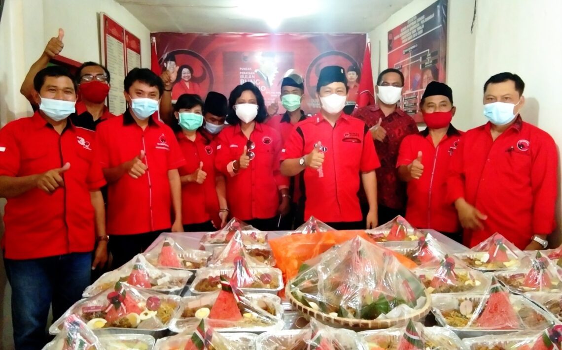 Rayakan HUT Ke-48, PDIP Tana Toraja Bagi Tumpeng dan Melakukan Penanaman Pohon