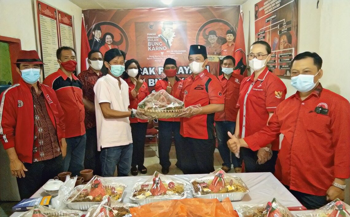 Rayakan HUT Ke-48, PDIP Tana Toraja Bagi Tumpeng dan Melakukan Penanaman Pohon