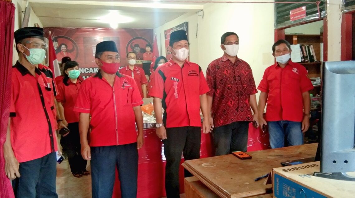 Rayakan HUT Ke-48, PDIP Tana Toraja Bagi Tumpeng dan Melakukan Penanaman Pohon
