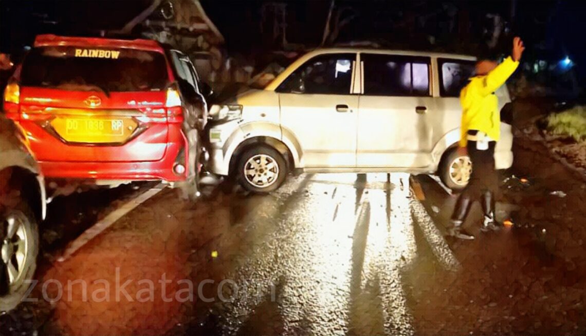 APV dan Avanza Tabrakan di Poros Toraja-Enrekang, Keduanya Ringsek