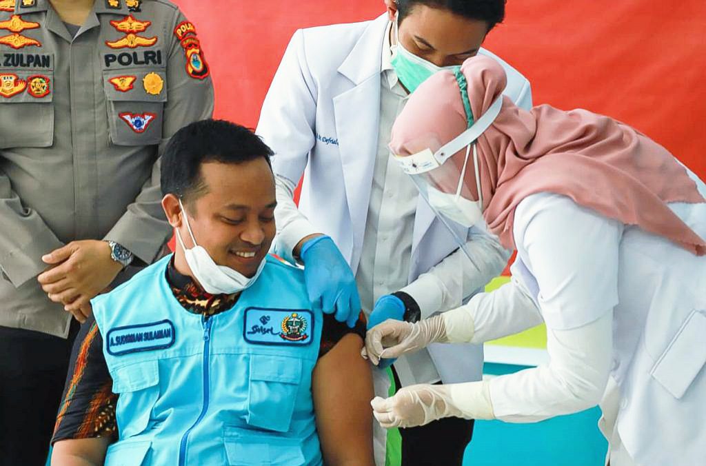 Gubernur Batal, Wagub Andi Sudirman Menjadi Yang Pertama di Vaksin di Sulsel