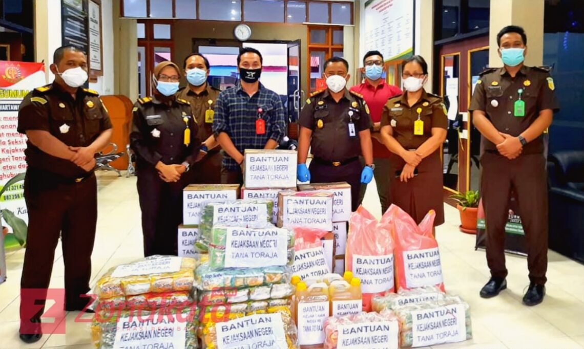 Kejari Tana Toraja Salurkan Bantuan Untuk Korban Gempa Sulbar